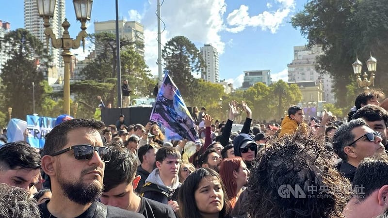 布宜諾斯艾利斯Palermo26日湧入大批民眾，主辦單位表示現場參與人數逾60萬人，觀看一級方程式（Formula 1）賽車街頭展演活動。中央社記者黃韻如布宜諾斯艾利斯攝　115年4月27日&nbsp;&nbsp;&nbsp;