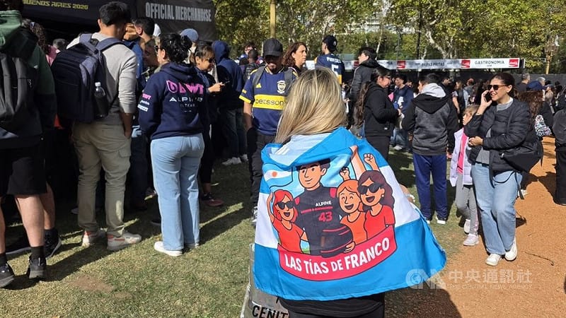 阿根廷F1賽車手科拉平托崛起後吸引阿根廷不同年齡層關注賽車運動，部分女性車迷組成「Las tías de Franco」（意為Franco的阿姨們）參與賽車活動。中央社記者黃韻如布宜諾斯艾利斯攝　115年4月27日&nbsp;&nbsp;&nbsp;