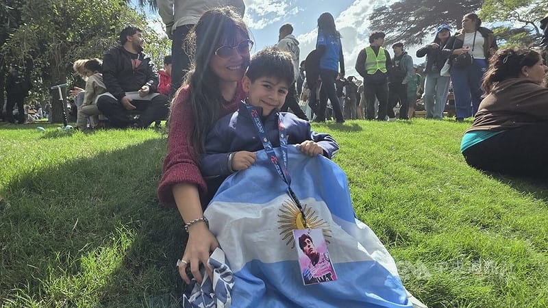 布宜諾斯艾利斯省民眾清晨天剛亮即帶著孩子來到現場排隊，與孩子親自體驗F1賽車的魅力。中央社記者黃韻如布宜諾斯艾利斯攝　115年4月27日&nbsp;&nbsp;&nbsp;