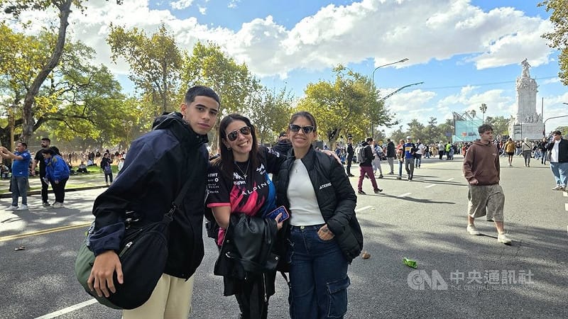 來自科爾多瓦省（Cordoba）的車迷辛提亞（Cintia）與家人連夜搭車至首都布宜諾斯艾利斯，觀賞F1賽車道路展示活動。中央社記者黃韻如布宜諾斯艾利斯攝　115年4月27日&nbsp;&nbsp;&nbsp;