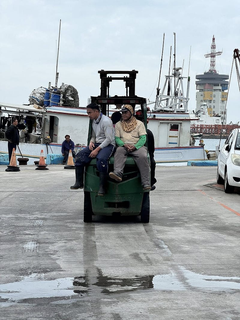 印尼移工「小胖」現在台灣東北部一家造船廠工作，雇主為他申請「中階技術」移工的身份，可以續留台灣賺錢。（示意圖，台中梧棲港移工）&nbsp;&nbsp;&nbsp;圖：李正新/攝