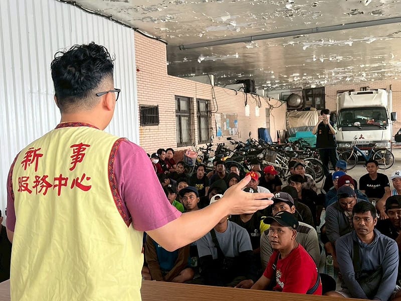 和外籍移工進行法規宣導。&nbsp;&nbsp;&nbsp;圖：李正新提供