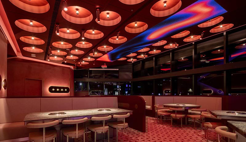 天花板佈置巨大的圓孔燈陣，象徵音響單體般的律動結構。&nbsp;&nbsp;&nbsp;圖：Meat cute/提供