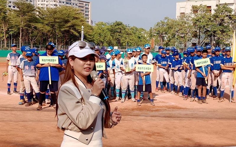翁思倩近日贊助高雄市青少棒比賽，支持在地基層體育發展，展現企業回饋社會的積極態度。&nbsp;&nbsp;&nbsp;圖：孫家銘/攝