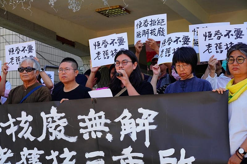  來自恆春大光里的在地文化工作者龍昶維強調，恆春人的沈默並不代表接受，「我是恆春人，我反核。」 圖：地球公民基金會 提供 