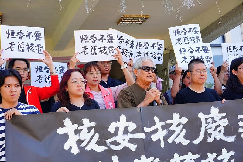  瓊麻園城鄉文教發展協會榮譽理事長江國樑質疑，恆春地形狹長、撤離路線僅有一條主要幹道，人口與觀光活動又集中，一旦事故發生，居民與旅客究竟要往哪裡撤離？ 圖：地球公民基金會 提供 