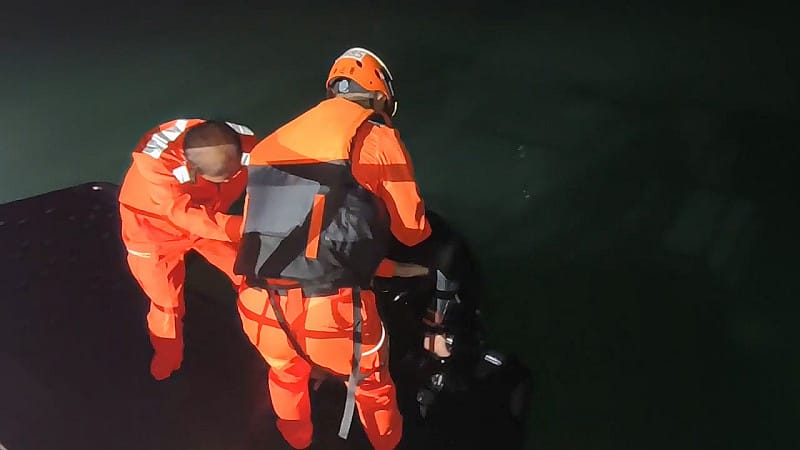 貴山海域偵獲疑似有不明人士泅泳情形，旋即指揮第九岸巡隊第三機動巡邏站及第九海巡隊PP-3585艇，啟動岸、海聯合搜查圍捕。&nbsp;&nbsp;&nbsp;圖：海巡署提供