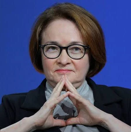 俄羅斯央行行長埃爾維拉·納比烏琳娜曾提出一系列緊急措施，試圖應對惡化的財政壓力，包括暫停儲蓄利率、限制電子轉帳與外匯支付，甚至考慮進一步動員人力。 圖:翻攝自X帳號@raging545