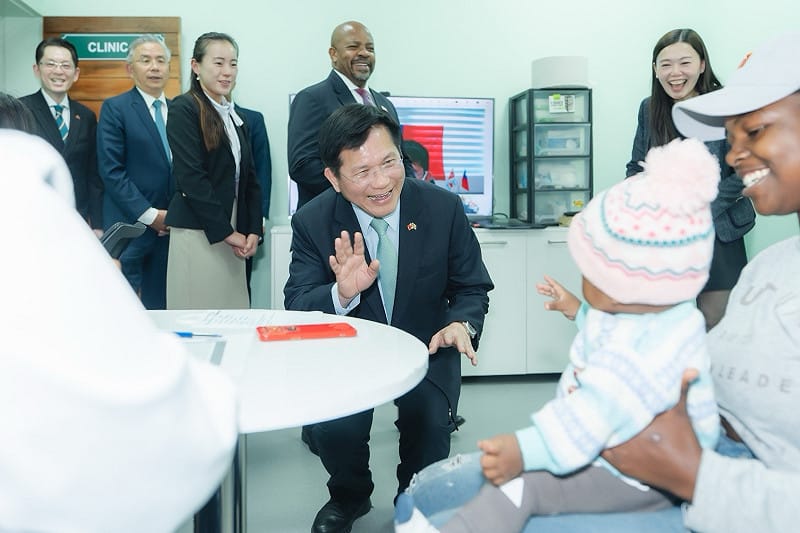  總統特使林佳龍在曼齊尼政府醫院（Manzini_Government_Hospital）智慧診間與看診民眾互動。 圖：外交部提供 