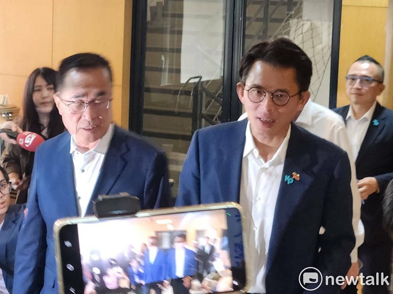 民眾黨新北市長參選人黃國昌（右）、國民黨新北市長參選人李四川（左）。&nbsp;&nbsp;&nbsp;圖：黃建豪 / 攝