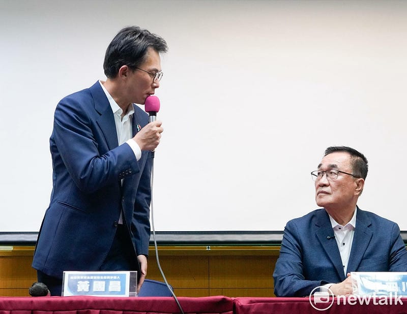 新北市長選舉「藍白合」民調結果今出爐，國民黨參選人李四川（右）與民眾黨參選人黃國昌（左）。&nbsp;&nbsp;&nbsp;圖：張良一 / 攝