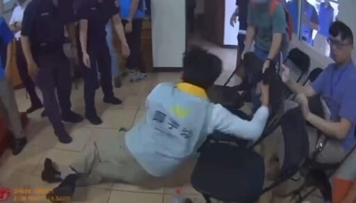 南投警方公布密錄器畫面，強調是鄭宇焱自己去撞座位區，員警沒有動手。&nbsp;&nbsp;&nbsp;圖：警方／提供