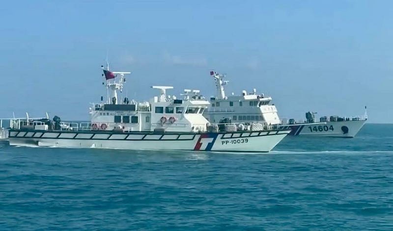 中國海警船28日再度侵擾金門限制水域，海巡署巡防艇「一對一」併航監控，全程蒐證，並透過中、英文廣播，嚴正要求其立即轉向航離。&nbsp;&nbsp;&nbsp;圖：海巡署提供