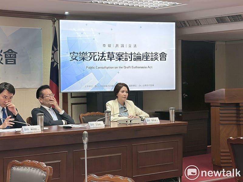 國民黨立委陳菁徽呼籲，不應再以「社會共識不足」作為擋箭牌，應透過充分的社會溝通與跨部會實質討論，讓法律保障與醫學慈悲得以兼顧。&nbsp;&nbsp;&nbsp;圖：李宣萱/攝