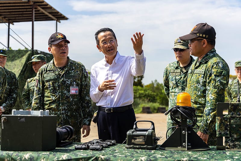 國防部長顧立雄於進訓部隊指揮所，瞭解部隊任務整備與指管運作情形。&nbsp;&nbsp;&nbsp;圖：國防部提供（軍聞社記者蔡枋澐攝）