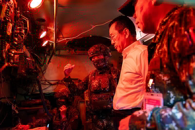 國防部長顧立雄前往統裁部，瞭解「實兵模擬接戰系統」。&nbsp;&nbsp;&nbsp;圖：國防部提供（軍聞社記者蔡枋澐攝）