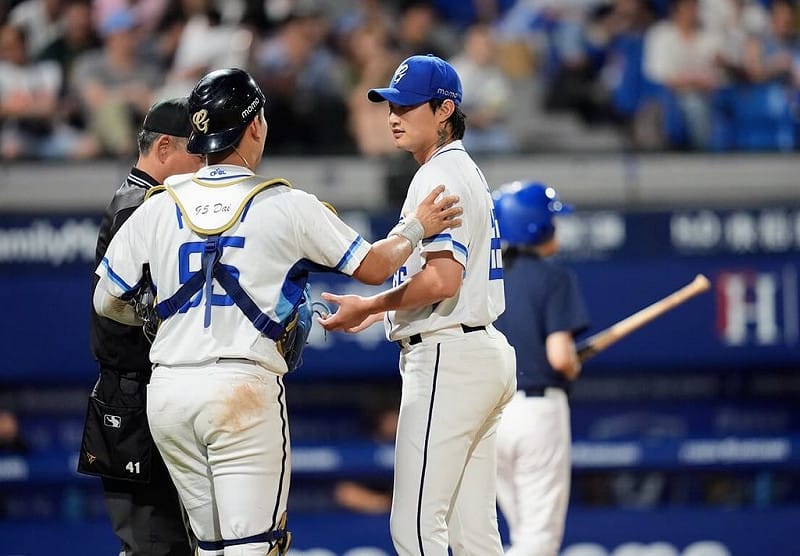 中華職棒富邦悍將隊28日靠著投手李東洺（右）6局無失分優質先發，終場以6比0擊敗台鋼雄鷹，拿下近期2連勝。（富邦悍將提供）中央社記者謝靜雯傳真　115年4月28日&nbsp;&nbsp;&nbsp;