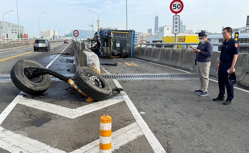 營業大貨車疑似碰撞匝道口水泥護欄翻覆。&nbsp;&nbsp;&nbsp;圖：高市警前鎮分局/提供