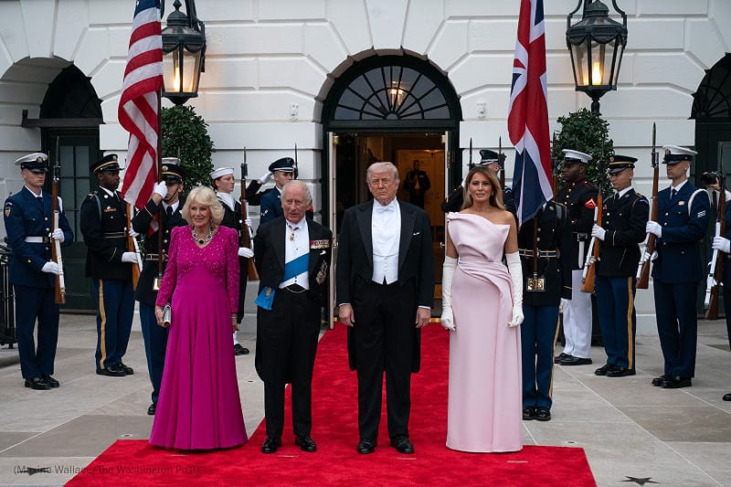  川普 (右二) 和第一夫人梅蘭妮亞 (右一) 在白宮舉行國宴，歡迎查爾斯三世和王后卡米拉的到訪。 圖;翻攝自 X @washingtonpost 