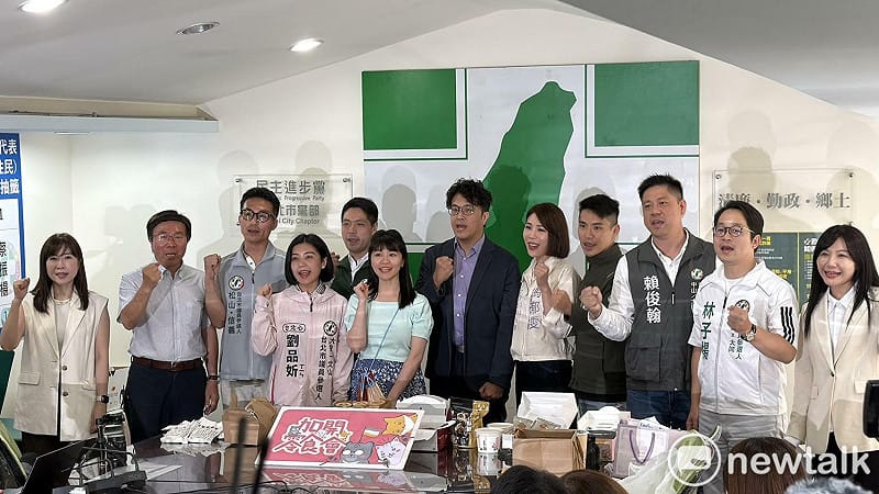  沈伯洋與民進黨台北市議員參選人一起舉辦「台北零食交流會」。 圖：高逸帆／攝 