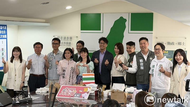  沈伯洋與民進黨台北市議員參選人一起舉辦「台北零食交流會」。 圖：高逸帆／攝 