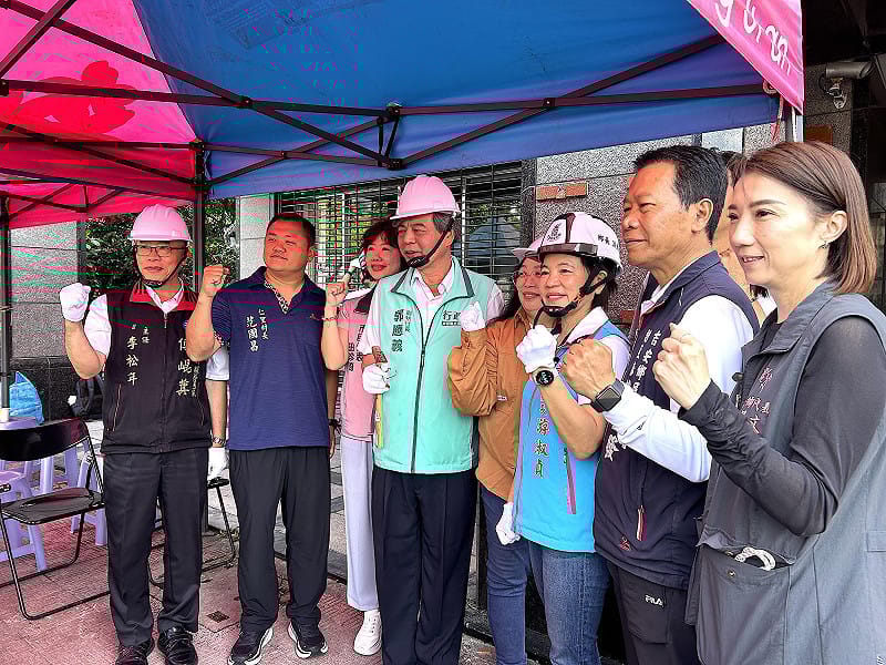 花蓮縣山海觀社區「0403 震災弱層補強工程」破垣典禮合影。&nbsp;&nbsp;&nbsp;圖：國土署提供