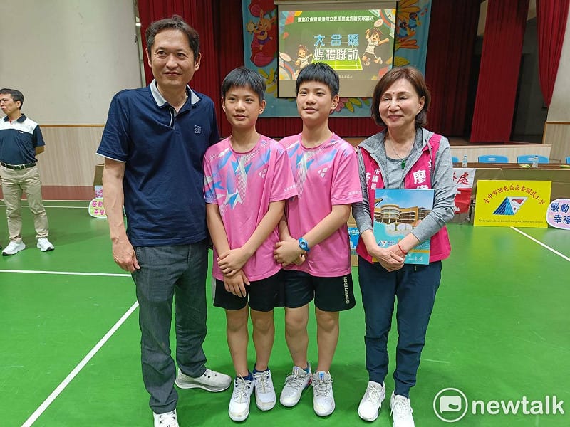 長安國小羽球隊有一對默契十足的雙胞胎主力選手吳碩耘與吳碩恒。&nbsp;&nbsp;&nbsp;圖：唐復年/攝
