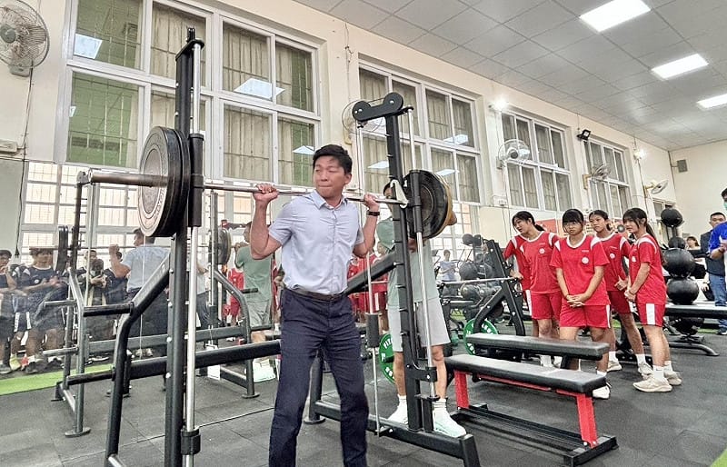 吳立森下場試用全新重訓器材。&nbsp;&nbsp;&nbsp;圖：高雄市教育局/提供
