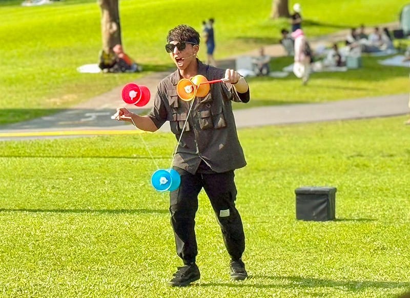 「綠野仙蹤」草地舞台則安排魔術、氣球、扯鈴、雜耍及說故事等精彩表演。&nbsp;&nbsp;&nbsp;圖：高雄市觀光局/提供