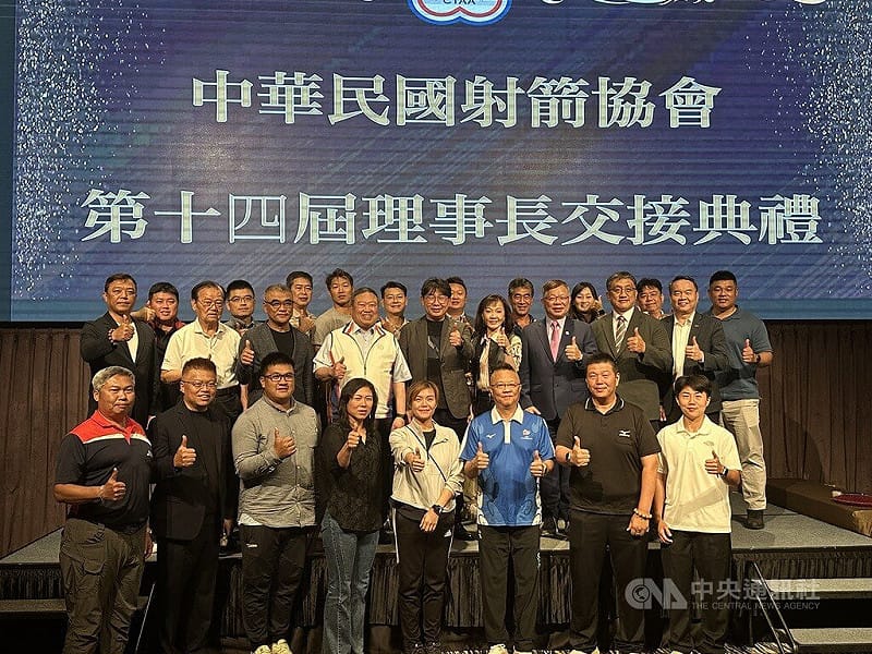 中華民國射箭協會29日舉行第14屆理事長交接典禮，新任理事長姚連地（2排中）正式走馬上任，並和與會理監事等人合影留念。中央社記者黎建忠傳真　115年4月29日&nbsp;&nbsp;&nbsp;