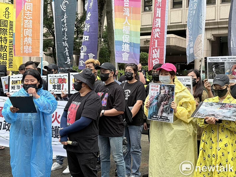  記者會中，聲援者手持緬甸民主運動支持者所遭受緬甸軍政府殘忍酷刑的影像。 圖：李宣萱/攝 