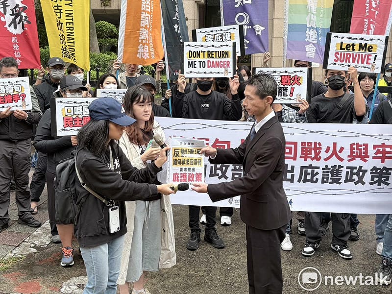  民間團體向內政部提出三大訴求：一、停止催逼救濟中的尋求庇護人離開台灣；二、針對國際法上的禁止遣返對象提出居留政策；三、對等待庇護決定的人士作成暫時性資格認定。 圖：李宣萱/攝 
