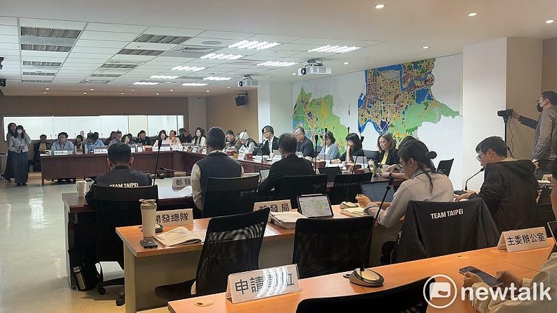 會議室中的審議小組會議照常進行，大批警力至會議室外維持秩序。&nbsp;&nbsp;&nbsp;圖：李宣萱/攝