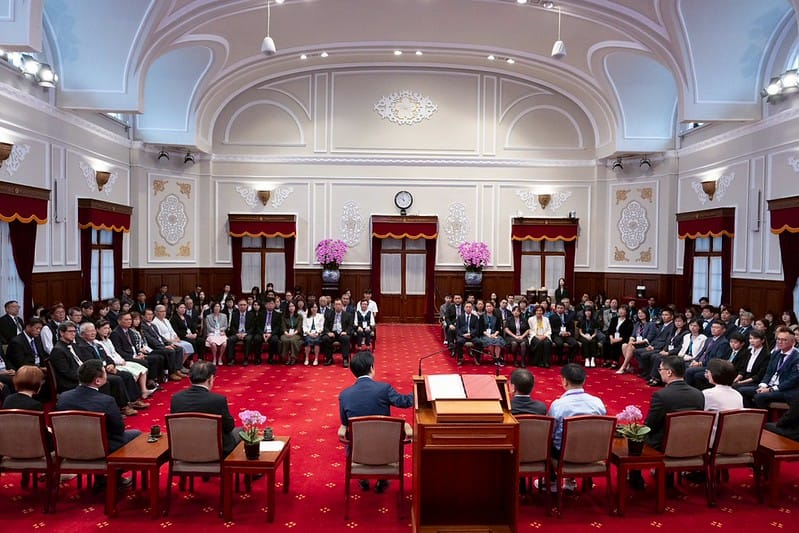  賴清德接見「115年全國模範勞工、全國模範移工及其眷屬或陪同人員」。 圖：總統府提供 