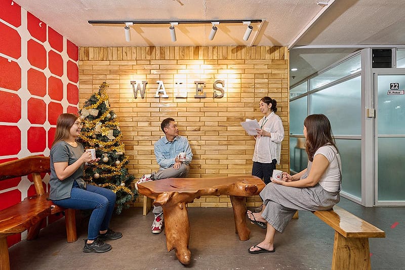 在校內公共空間中，學生透過交流互動，持續累積英語使用經驗。&nbsp;&nbsp;&nbsp;圖：馬尼拉經濟文化辦事處／提供