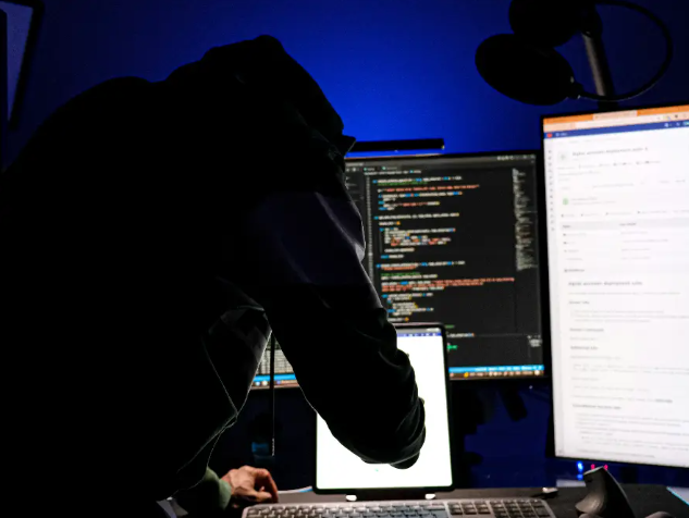 由杜拜警方主導、代號「Tri-Force Sentinel（三力哨兵）」的跨國掃蕩行動，在阿聯酋內政部統籌下，聯手美國 FBI 、中國公安與泰國警方，成功瓦解一個高度組織化的跨境詐騙網路。&nbsp;&nbsp;&nbsp;圖:翻攝自搜狐