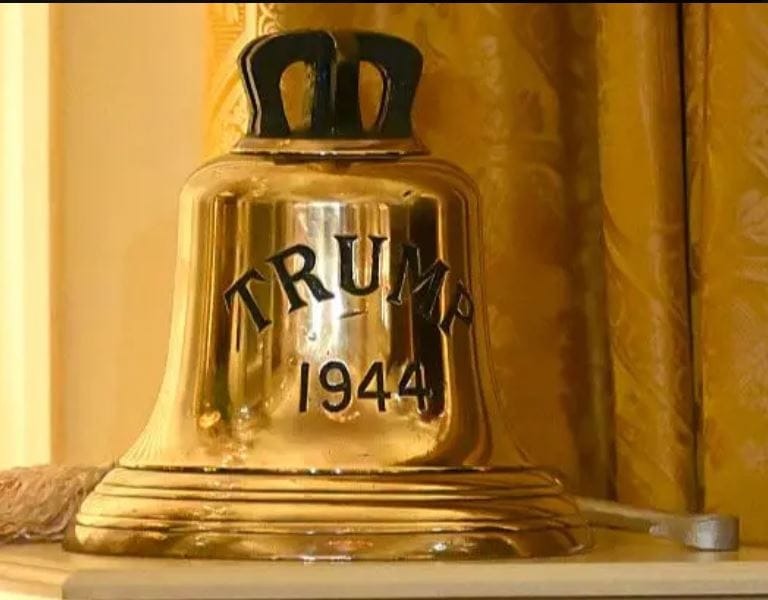 該銅鈴刻有「TRUMP 1944」字樣，源自二戰時期英國曾命名 HMS Trump 潛艇的歷史典故。 圖:翻攝自X帳號@aus_mini