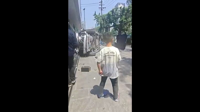 除了中國國內外，中國民眾報復社會的情緒甚至蔓延到了海外。圖為成都街頭的獻忠事件。&nbsp;&nbsp;&nbsp;圖：擷取自 @BANSBMO X 分享影片