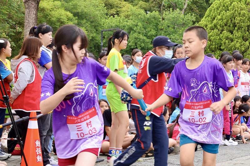 台南市政府在億載金城外圍道路舉辦「馬拉松接力班際對抗賽」，共有28支校園隊伍、逾500名學子熱情參與。&nbsp;&nbsp;&nbsp;圖：台南市政府提供