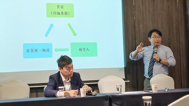 陳建州(右)說明被詐騙集團「三角詐欺」的金流往來， 表示全力配合司法調查，依法捍衛公司清白。&nbsp;&nbsp;&nbsp;圖：孫家銘/攝