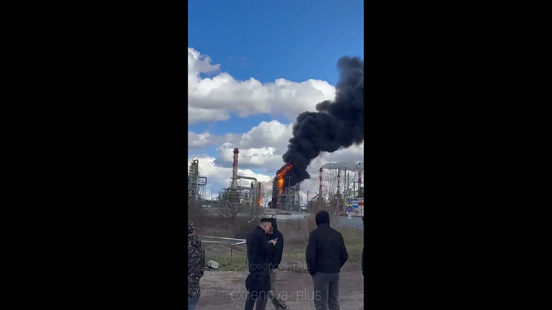 在烏克蘭襲擊石油基礎設施引發的火災中，彼爾姆當地居民正在評估今天盧克石油-彼爾姆石油合成煉油廠 AVT-4 裝置遭受攻擊的後果。&nbsp;&nbsp;&nbsp;圖:翻攝自影片