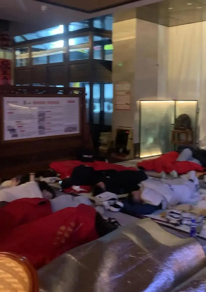 山東泰山不堪負荷大量觀光客，部分飯店甚至開放民眾在大廳隨地就寢。&nbsp;&nbsp;&nbsp;圖：翻攝自騰訊網