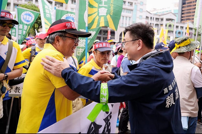 賴瑞隆(右)與遊行現場勞工親切加打氣。&nbsp;&nbsp;&nbsp;圖：翻攝賴瑞隆臉書
