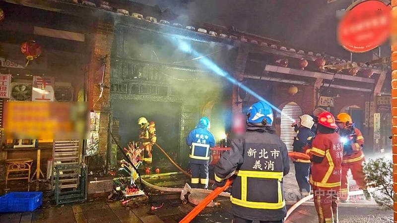 新北市消防局1日晚間獲報指深坑區深坑街一處磚造房屋冒煙，人車動員前往搶救，屋內雜物燃燒，幸無人傷，起火原因待調查。（翻攝畫面）中央社記者黃旭昇傳真　115年5月1日&nbsp;&nbsp;&nbsp;