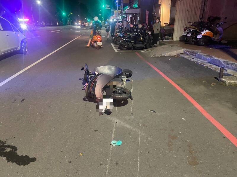 黃男疑疲勞駕駛撞擊行人及機車騎士並波及路旁車輛。&nbsp;&nbsp;&nbsp;圖：民眾提供