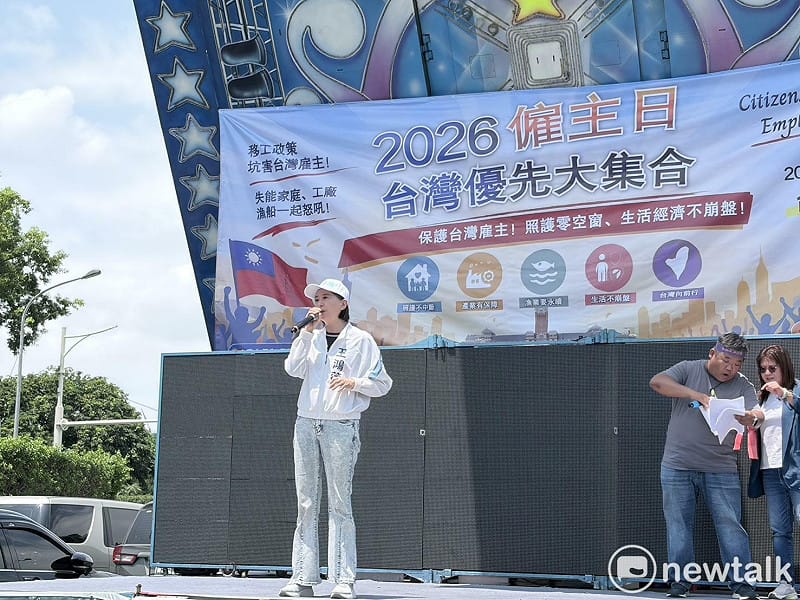  國民黨立委王鴻薇也到場致詞，表示自己已與國民黨立委們提案，希望修法免除就業安定費。 圖：李宣萱/攝 