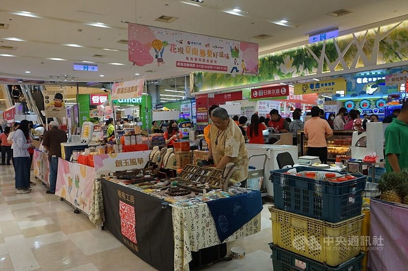 台南市政府2026年再度與花蓮百貨業者合作舉辦農產展售快閃活動，1日開跑，將鳳梨、綠竹筍及赤崁糖等台南農特產品直送花蓮販售，台南市長黃偉哲2日親自率團參與。中央社記者張祈攝　115年5月2日&nbsp;&nbsp;&nbsp;