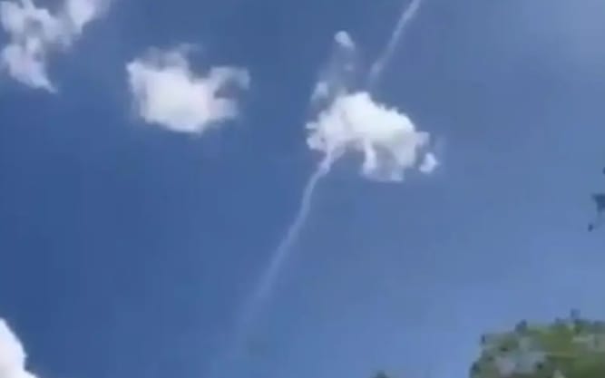 印控喀什米爾飛機墜落現場，疑似有導彈發射的痕跡。 圖 : 翻攝自軍武次位面 