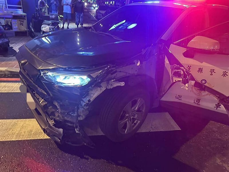 花蓮警方2日凌晨在花蓮市區發現疑有汽、機車從事可疑交易欲攔檢，但2車分頭逃逸，隨後上演一場暗夜追逐戰，警車在過程不慎撞上牆面、車頭毀損。（花蓮警分局提供）中央社記者張祈傳真　115年5月2日&nbsp;&nbsp;&nbsp;