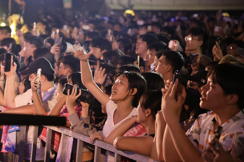 台南「運河百年戶外音樂祭」第二日演出5/2傍晚熱鬧登場，吸引超過五萬人次共襄盛舉。&nbsp;&nbsp;&nbsp;圖：台南市政府提供
